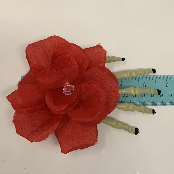 Red rose 🌹 Halloween hair clip creepy hand bones - Picture 12 of 16